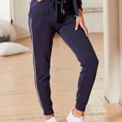 KangaROOS Relaxhose mit kontrastfarbenem Piping Rot, Weiß, Marine