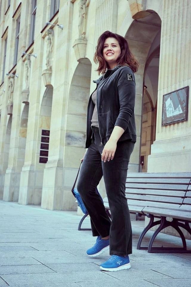 KangaROOS Jazzpants aus weichem Nicky-Samt mit collem Nieten-Logo - NEUE KOLLEKTION Schwarz, Marine 10 KangaROOS Jazzpants aus weichem Nicky-Samt mit collem Nieten-Logo - NEUE KOLLEKTION Schwarz, Marine – Bild 10