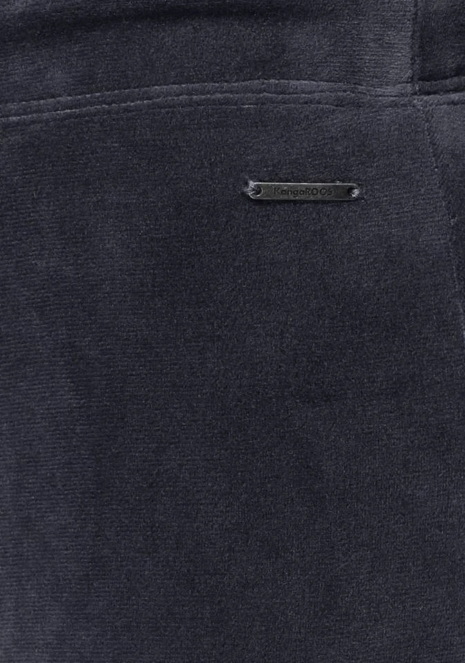 KangaROOS Jazzpants aus weichem Nicky-Samt mit collem Nieten-Logo - NEUE KOLLEKTION Schwarz, Marine 8 KangaROOS Jazzpants aus weichem Nicky-Samt mit collem Nieten-Logo - NEUE KOLLEKTION Schwarz, Marine – Bild 8